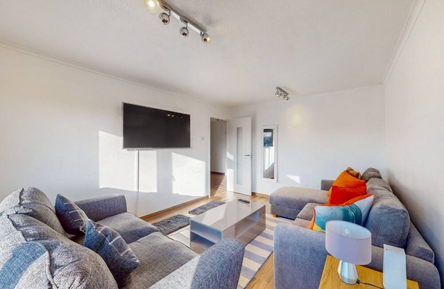 Modern 3 Bed Apartment sleeps 8 near Plaistow Tube Station