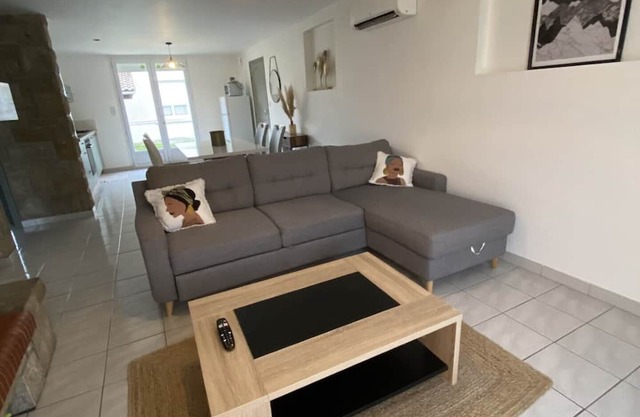 Appartement Tout Équipe Avec 2 Chambres et Jardin