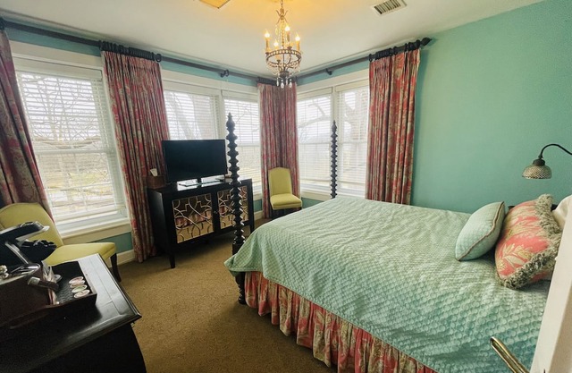 Oak Tree Room queen - Non- Smoking- No Pet