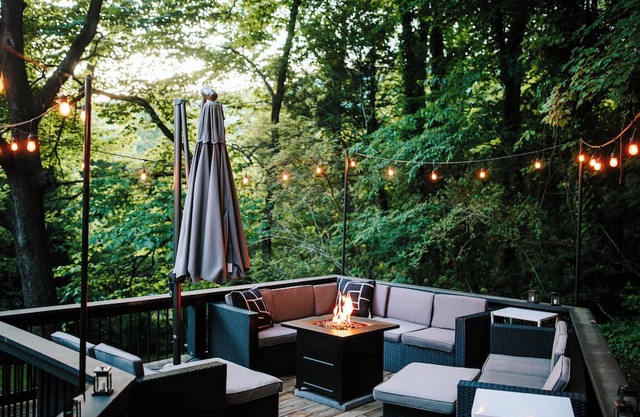 One of a Kind Stunning Lodge for 10 -Walk downtown+pool+hot tub+fire place