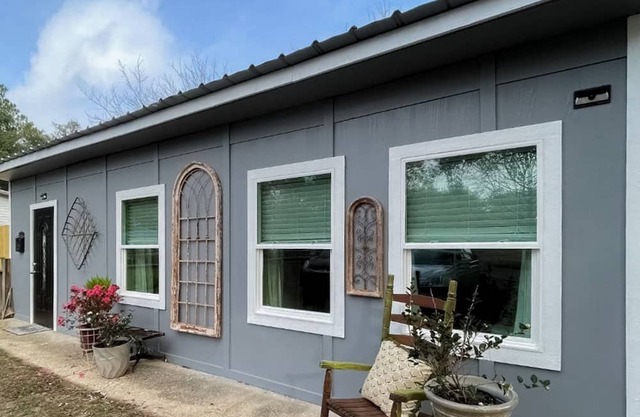 Adorable, fully-equipped coastal cabana near beaches with outdoor grill terrace