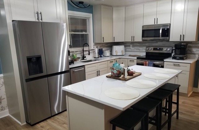 Private Secluded Home near Airport and Downtown