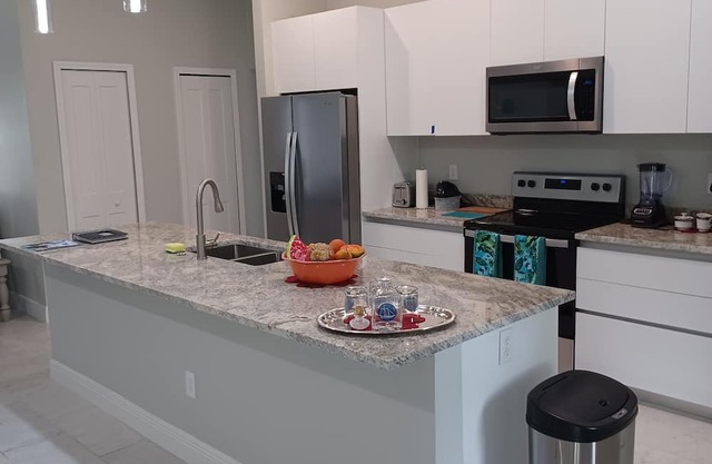 3 Miles to Villages/Near Lake Weir/Fishing/Boating. Brand New Custom Family home