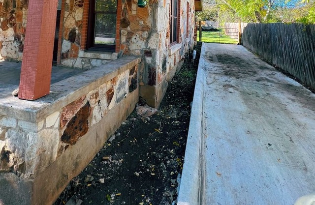 Cozy Spaceship Ranch House Meets Historical San Marcos