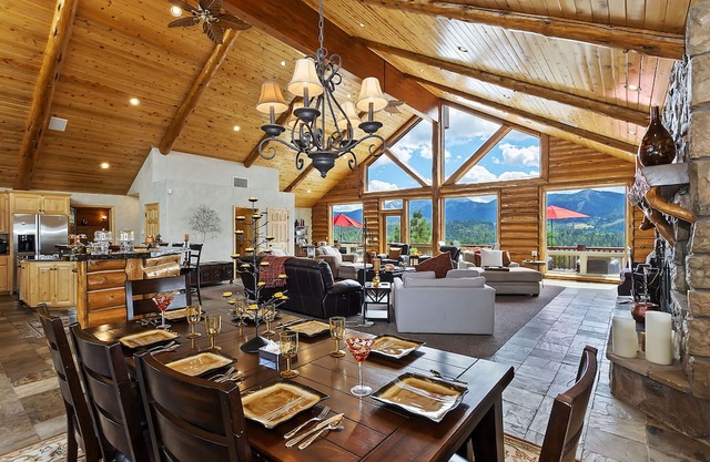Panoramic views, Lake and Mountains. Hot tub, Playground, Firepit, Game room.