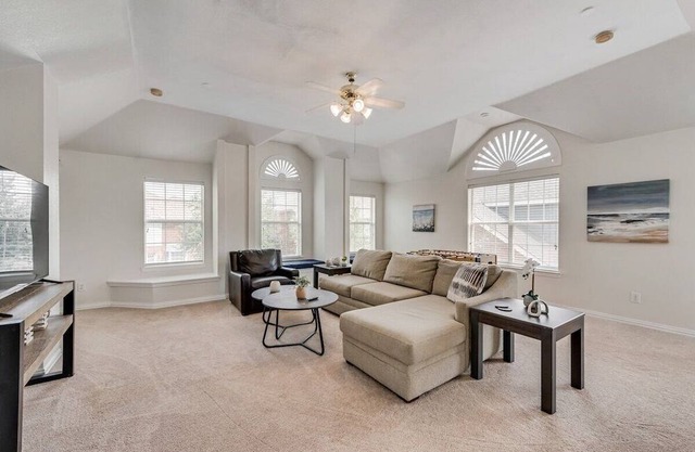 Spacious & Beautiful Sleeps 10 people!