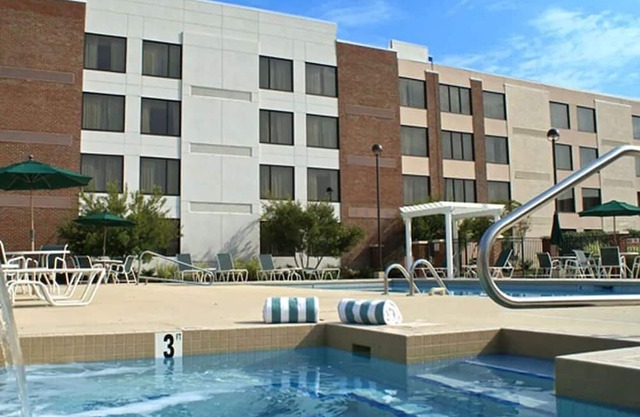 Relax and Unwind: 3 Units Near Rocky Mount City Lake! Onsite Pool. Parking.