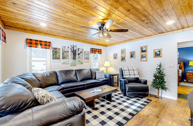 Tranquil & sunny nature retreat with fire pit, W/D & patio - near lakes & trails