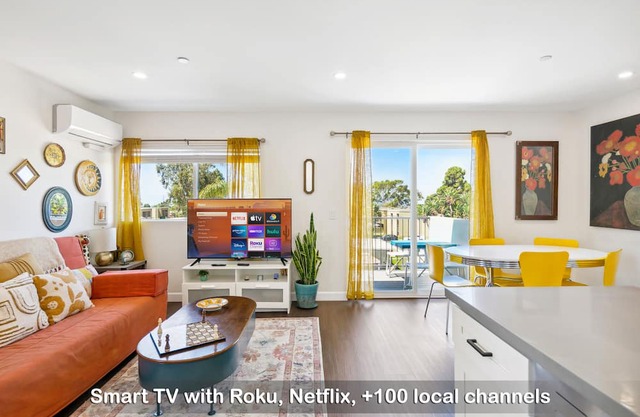 Modern 3-Bedroom 3-Bath Home w Free Parking, Balcony Views near Beach & Downtown