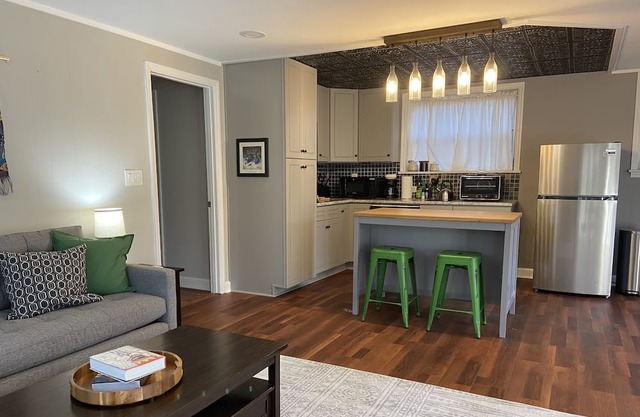 Enchanted Forest in the City- Spacious & Private Guest Suite w/patio & king bed