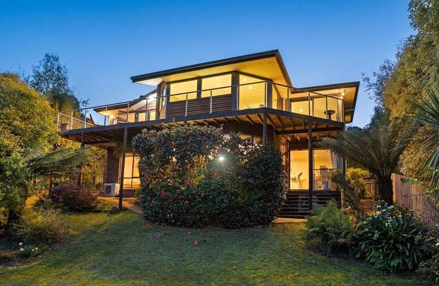 House Seabreeze in Kingston Beach - Million Dollar View - 7 Bedrooms -Sleeps 14
