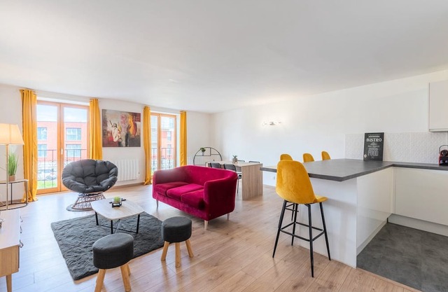 Spacious apartment, near train station w/ parking