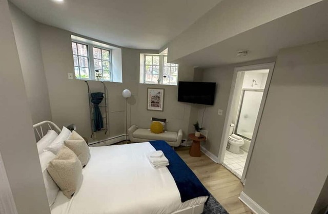 Quaint Studio Apt! | Steps from Back Bay