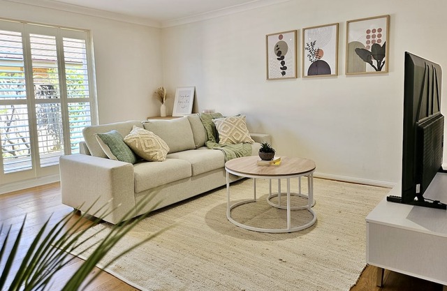 Cosy 3BR House w garden, 7 mins drive to Macquarie Centre, 5 stars on AirB&B