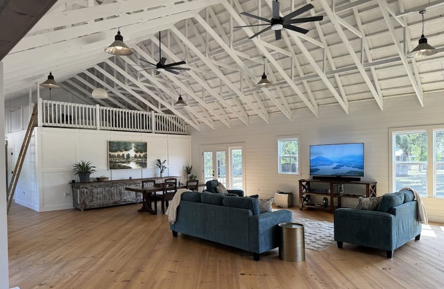 Cozy farmhouse in the country! Beautiful all-new furnishings and gorgeous views!
