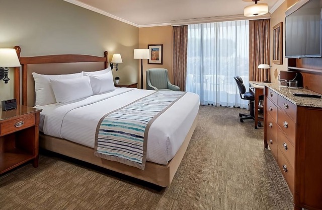 Always a Great Idea To Unwind! Beach Access, Heated Pool, Private Parking!