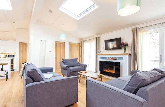 3 bedroom accommodation in Wootton Bridge, Nr Cowes