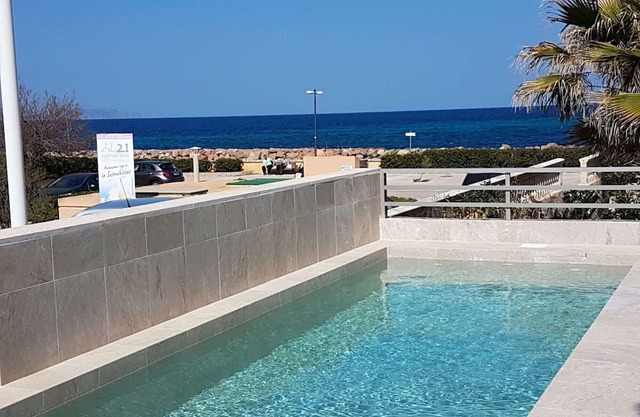 MARINA PORT Sea views, beach 50m, wireless internet, large terraces.