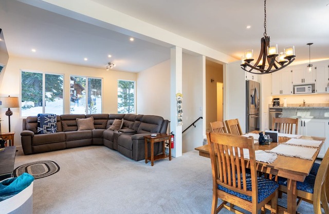 Dog Friendly Home Near Hiking/Biking Trails and Ski Resorts, EV charger