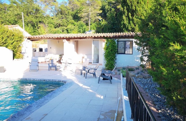 Charming Provencal farmhouse with swimming pool and superb view of the Grasse hills