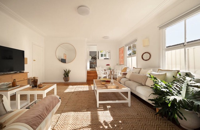 Sunlit Coastal Retreat Close to Cafes and Beach