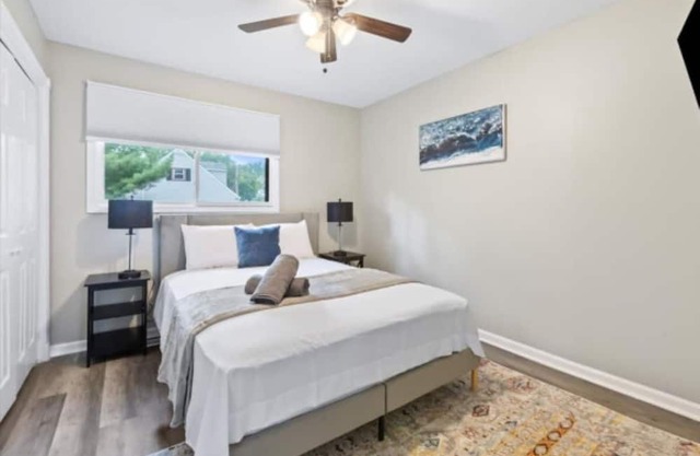 Serene Stay with King Bed & Fenced yard