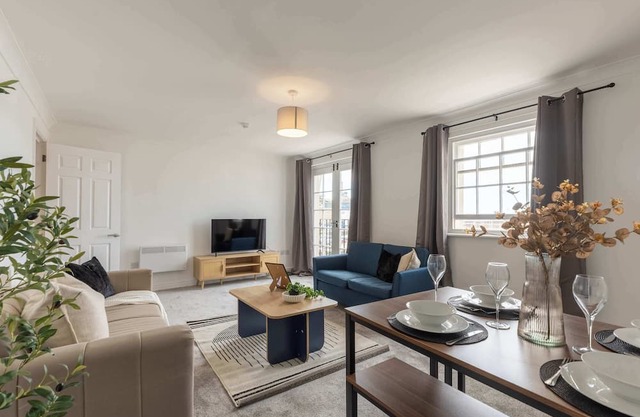 Fabulous 1 Bed Harbour-side Apartment with Balcony