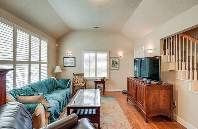 Walkable Miracle Mile Retreat w/ Peaceful Patio