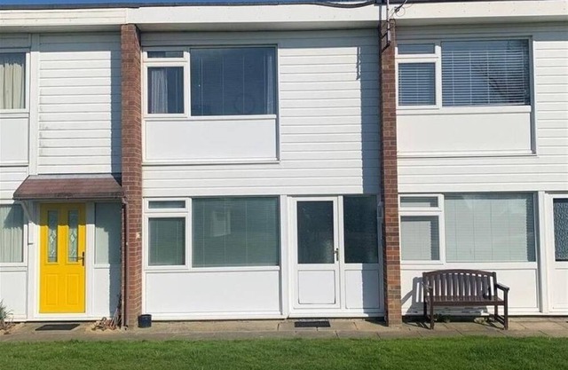 Homely chalet to hire in Scratby nearby the beach in Norfolk ref 76166B