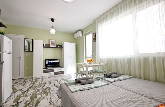 New Modern 1 bedroom with private parking