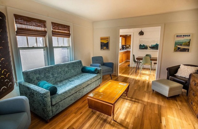 Cozy, pet friendly house minutes from New River Gorge NP with large backyard