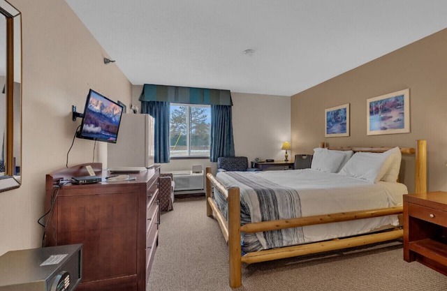 Nisswa Hotel & Suites – King Room