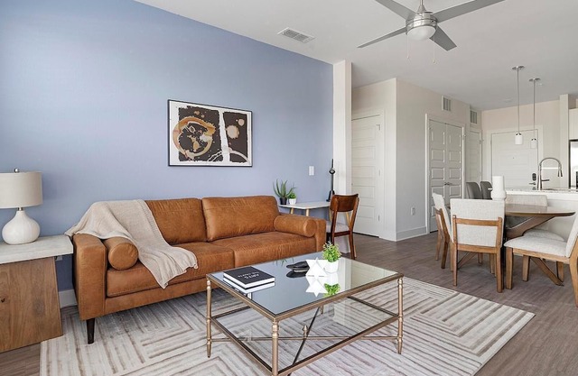 Landing | Chic 2BD, Gym