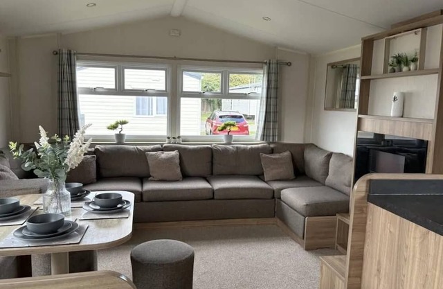 Cosy caravan with free Wi-Fi at Dovercourt Holiday Park ref 44502R