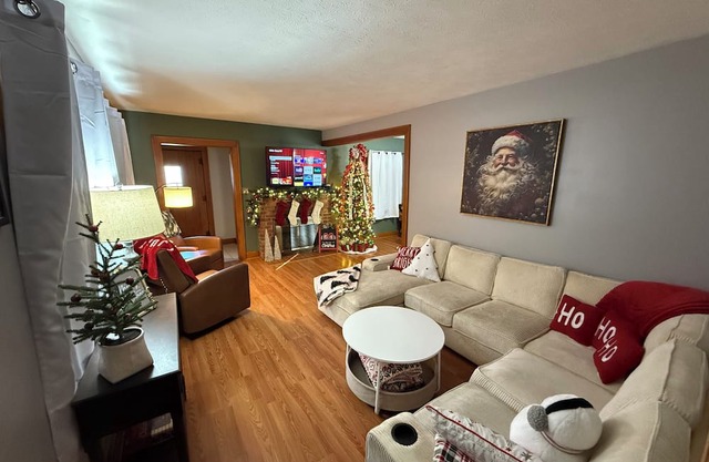 Cozy Christmas Cottage No Cleaning Fee!