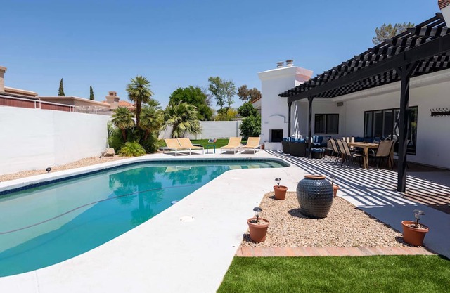 Phoenix 75 - Four Bedroom Villa, Sleeps 12
