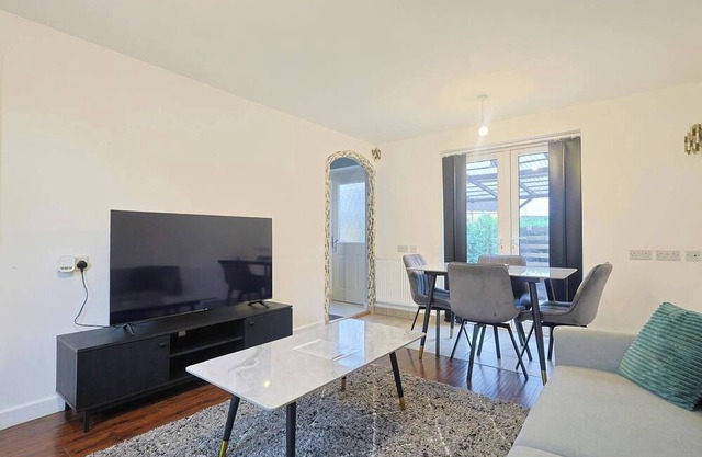 Manchester 3-Beds, Sleeps 6 with Onsite Parking