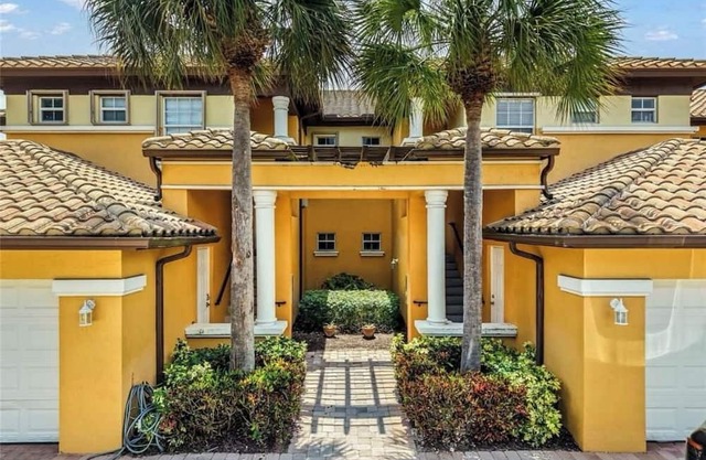 Charming townhome 3BR - Gated, Trails, Pool & Balcony, Resort Style Location.