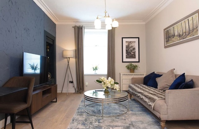Cosy 1-Bedroom Flat, Walk to Beaches