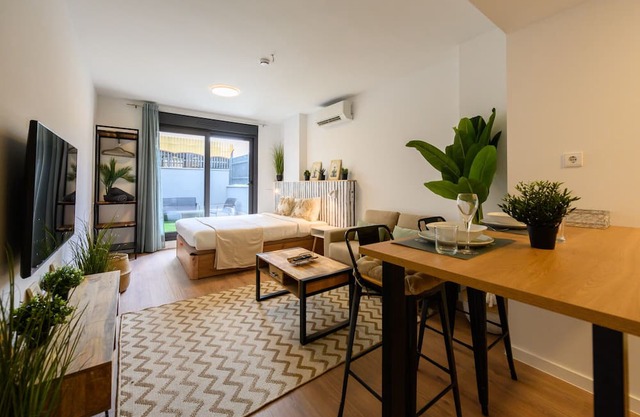 Studio with private terrace and pool - gym - coworking space in Madrid