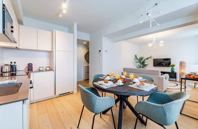 Luxurious 2-BR flat Near NATO & EU