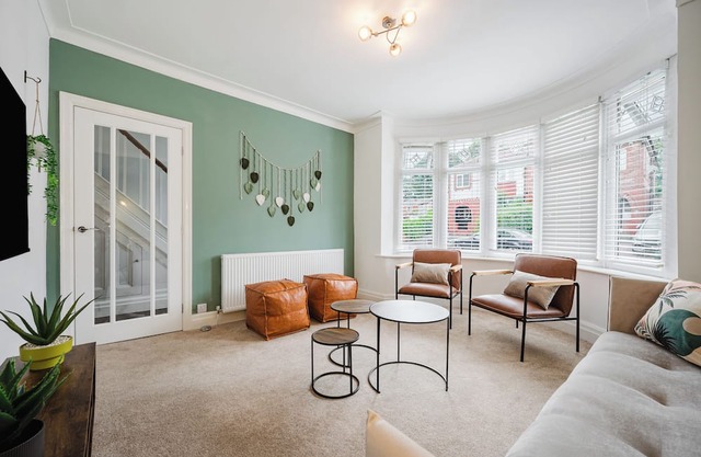 Hilton House: stylish 4-bed w/parking