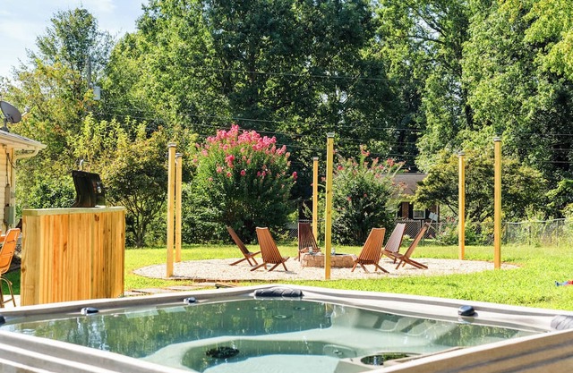 15 min to GVL - Hot Tub - Sauna - Games - Firepit - EV Charger - Workout Area