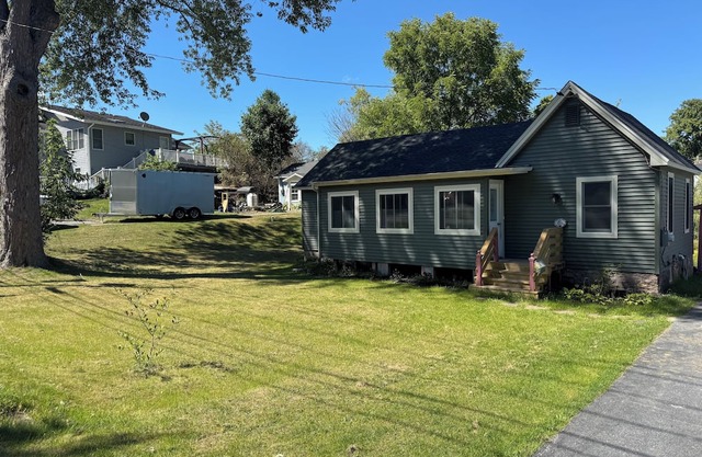 Enjoyable 2-bedroom house with AC in Alexandria Bay with kids play loft