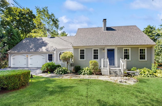 Charming Retreat w/WiFi, Ping Pong Table & Walking Distance to the Ocean