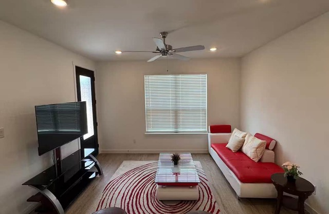 Charming PRIVATE 1-bedroom guest house in lovely Little Elm with AC
