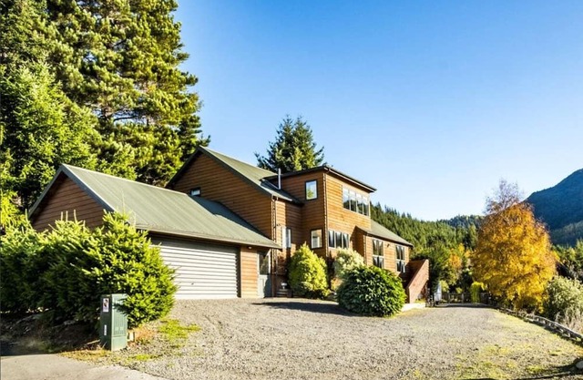 Hamner Haven - Just a walk to everything in town including hot pools