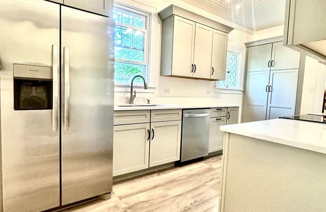Modern Kitchen & Classic Charm – Walk to UMaine