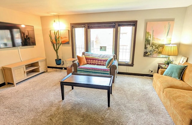 2- Bdrm Apt Desert Themed w/AC in Chicago