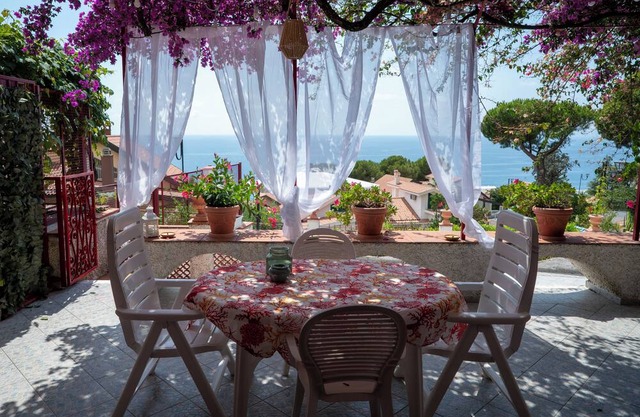A piece of paradise with beautiful panoramic views of Dino Island